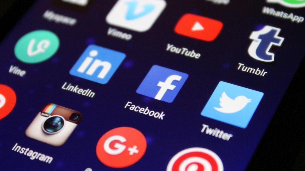 Screen phone showing social media apps